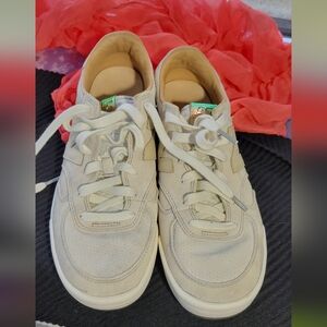 New Balance Women's Cream Sneakers